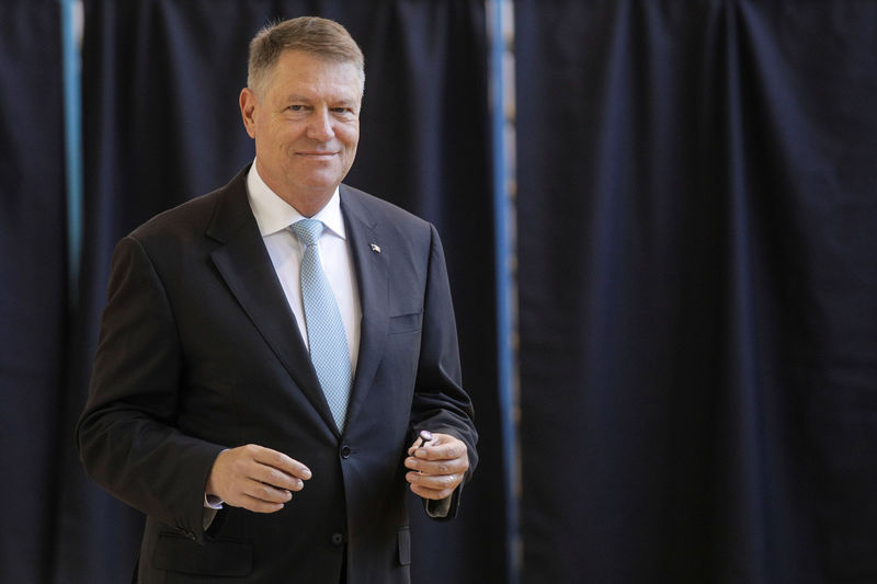 © Reuters. Incumbent candidate Klaus Iohannis smiles after casting his ballot in the first round of a presidential election