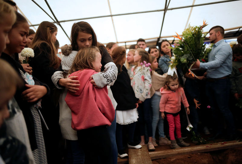© Reuters. Relatives react during the funeral of Miller and her children who were killed by unknown assailants in LeBaron
