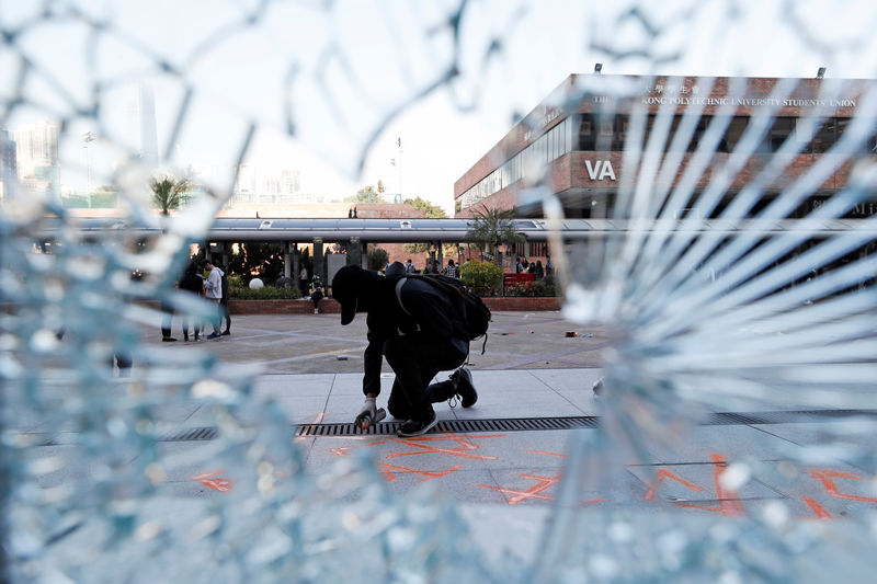 © Reuters. 香港で警官発砲、1人負傷　全土に混乱広がる＝メディア