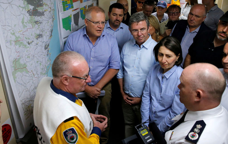 © Reuters. Australia's Prime Minister Scott Morrison and New South Wales Premier Gladys Berejiklian receive briefing on the fires at Mid North Coast Fire Control Centre in Wauchope
