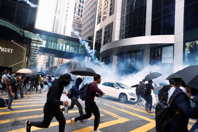 © Reuters. LA POLICE DE HONG KONG OUVRE LE FEU SUR DES MANIFESTANTS