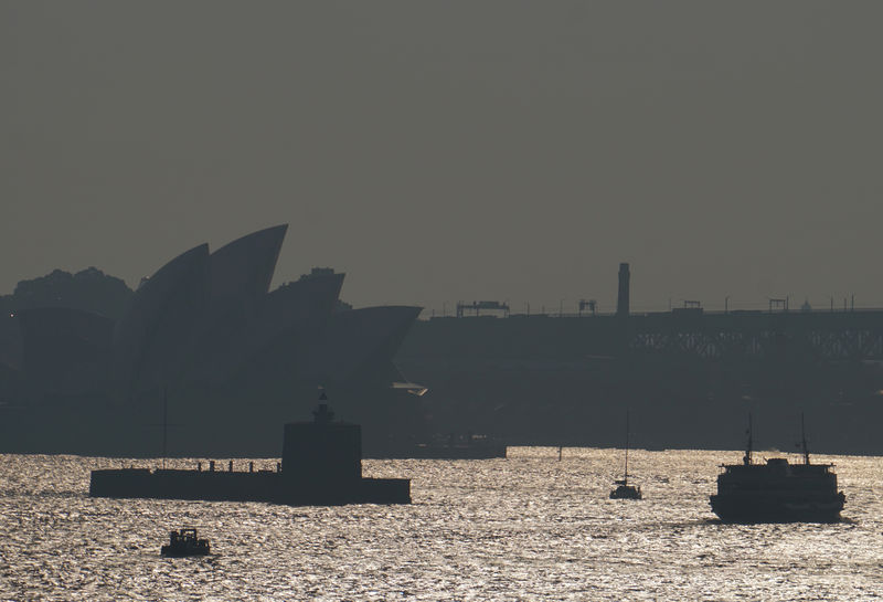 © Reuters. The Sydney Opera House is seen through smoke from bushfires in Sydney