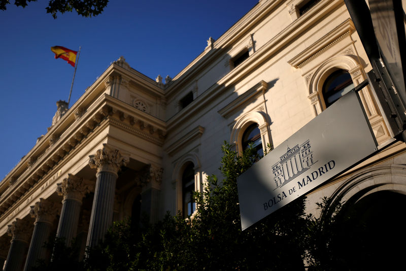 © Reuters. FOTO DE ARCHIVO: Una bandera española ondea sobre la Bolsa de Madrid