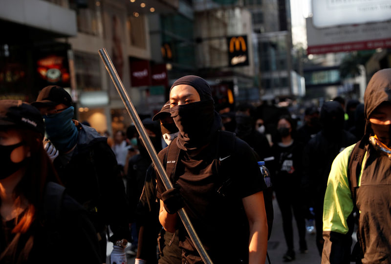 La violencia se dispara en Hong Kong y la policía dispara a un manifestante