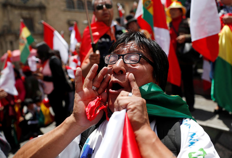 © Reuters. Manifestante durante protesto contra presidente da Bolívia, Evo Morales, em La Paz