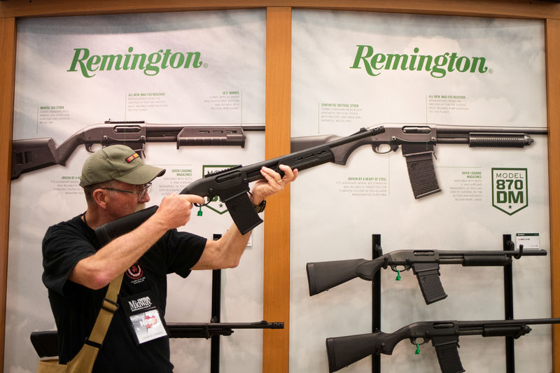 © Reuters. A man aims a Remington firearm at the annual NRA meeting in Dallas, Texas