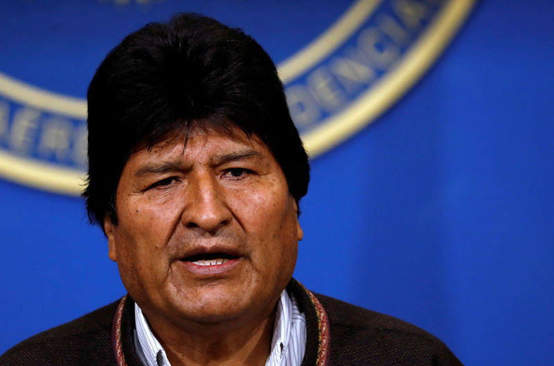 © Reuters. Bolivia's President Evo Morales addresses the media at the presidential hangar in the Bolivian Air Force terminal in El Alto