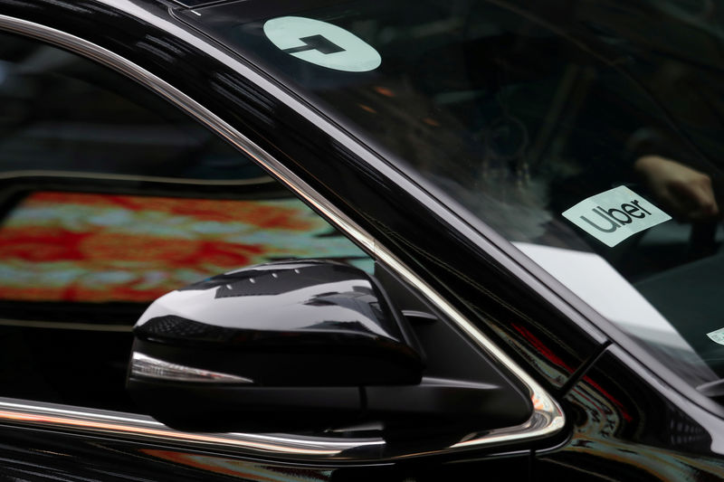 © Reuters. FILE PHOTO: Uber sign is seen on a car in New York