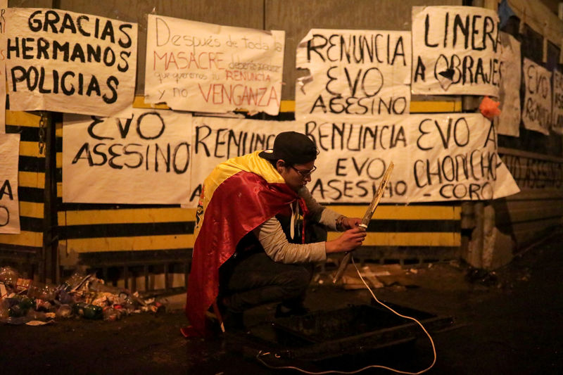 © Reuters. Homem enrolado em bandeira da Bolívia em esquina de La Paz