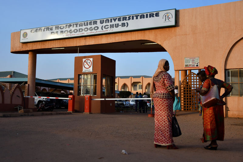 © Reuters. Women stand outside Bogodogo hospital in Ouagadougou