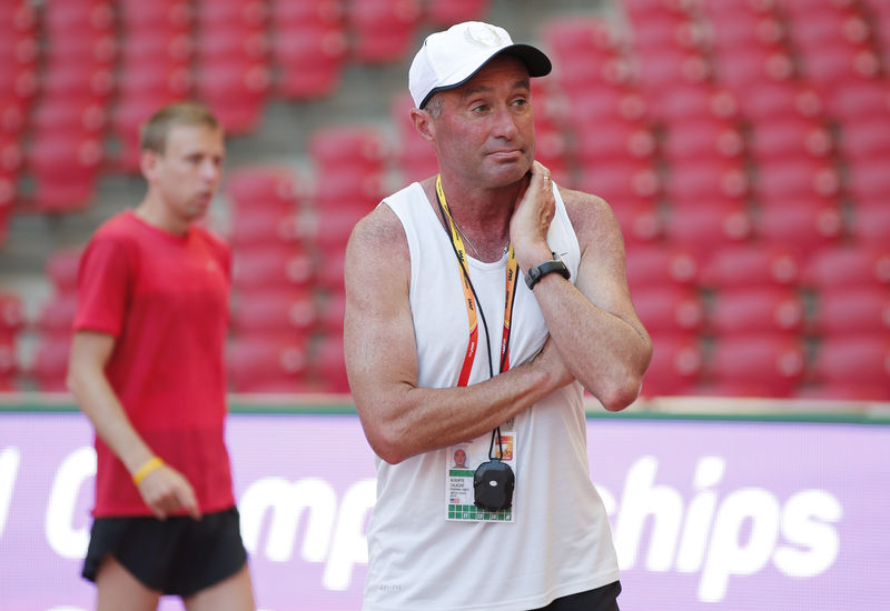 © Reuters. Coach Alberto Salazar stands in front of Galen Rupp of the U.S.A. in the Bird's Nest Stadium at the Wold Athletics Championships in Beijing