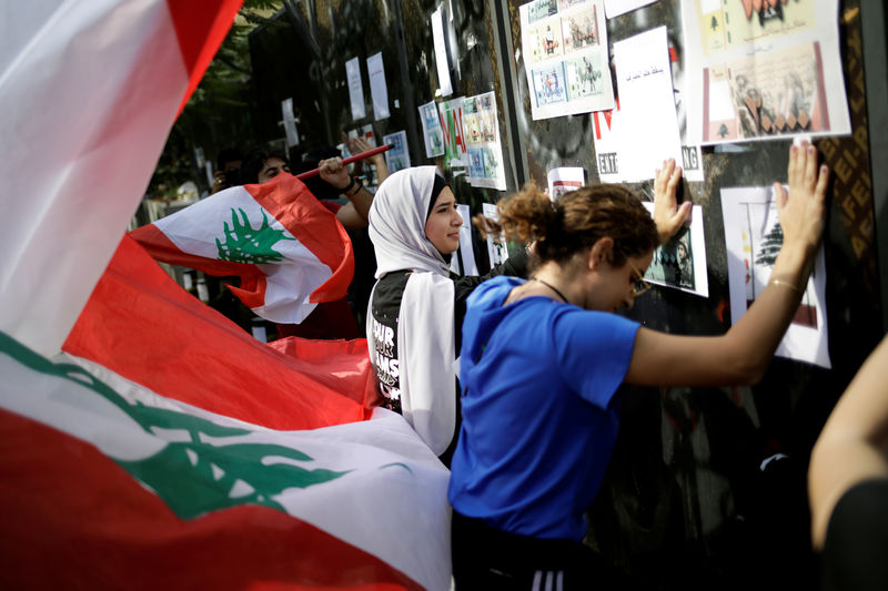 © Reuters. Protesters hit the fencing as they demonstrate outside of Lebanon Central Bank during ongoing anti-government protests in Beirut