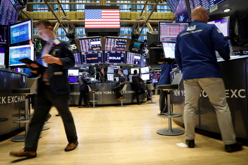 © Reuters. Traders work on the floor at the NYSE in New York