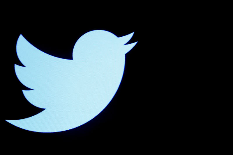 © Reuters. FILE PHOTO - The Twitter logo displayed on a screen on the floor of the NYSE
