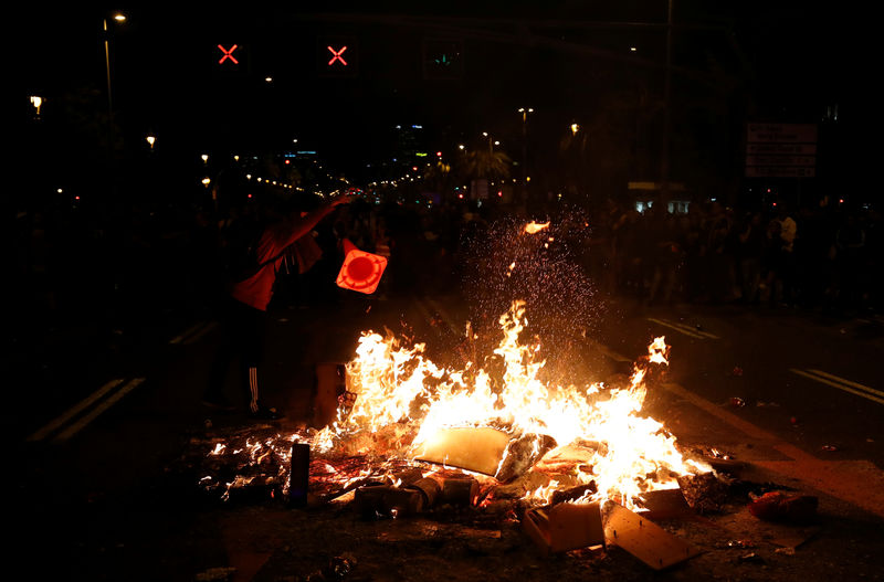 Manifestantes pró-independência da Catalunha interditam estrada entre Espanha e França