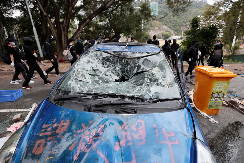 © Reuters. 混乱続く香港、機動隊が大学で再び催涙ガス　道路封鎖解消されず