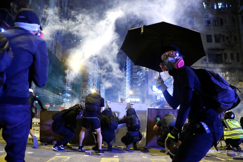 © Reuters. شرطة هونج كونج تطلق الغاز المسيل للدموع في حرم جامعة وسط اضطرابات