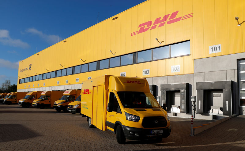 © Reuters. An electric powered truck of German postal and logistics group Deutsche Post DHL is pictured at a parcels distribution centre in Berlin