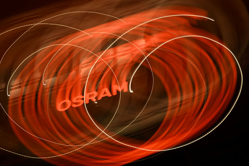 © Reuters. FILE PHOTO: The logo of German lighting manufacturer Osram is illuminated