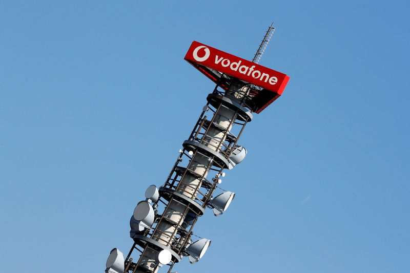 © Reuters. FILE PHOTO: Different types of 4G, 5G and data radio relay antennas for mobile phone networks are pictured on a relay mast operated by Vodafone in Berlin