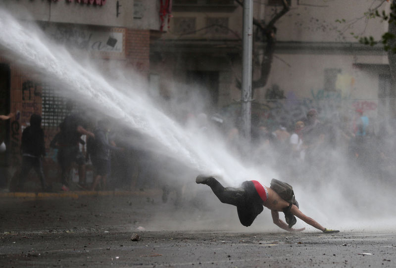 Bloqueios de vias e manifestações marcam novo dia de protestos no Chile