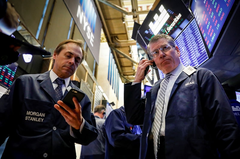 © Reuters. Traders work on the floor at the NYSE in New York