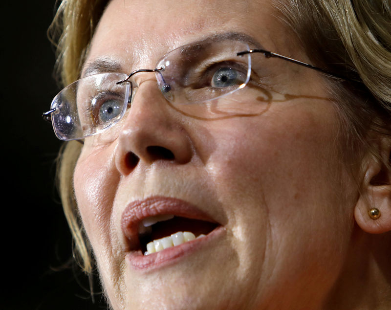 © Reuters. FILE PHOTO: Elizabeth Warren speaks at a rally in Raleigh