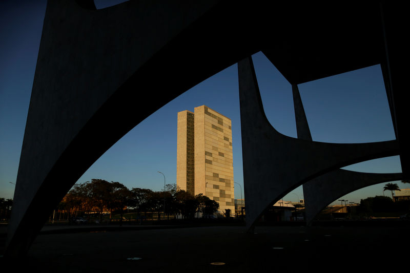 © Reuters. Prédio do Congresso Nacional visto através das colunas do Palácio do Planalto