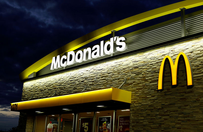 © Reuters. FILE PHOTO: A McDonald's restaurant is pictured in Encinitas, California