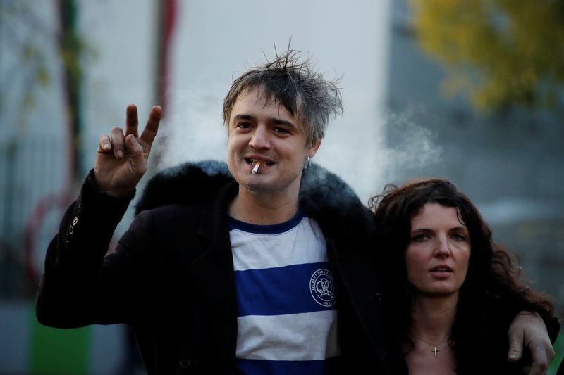 © Reuters. British indie rocker Pete Doherty leaves the Paris court with his friend Katia De Vidas in Paris