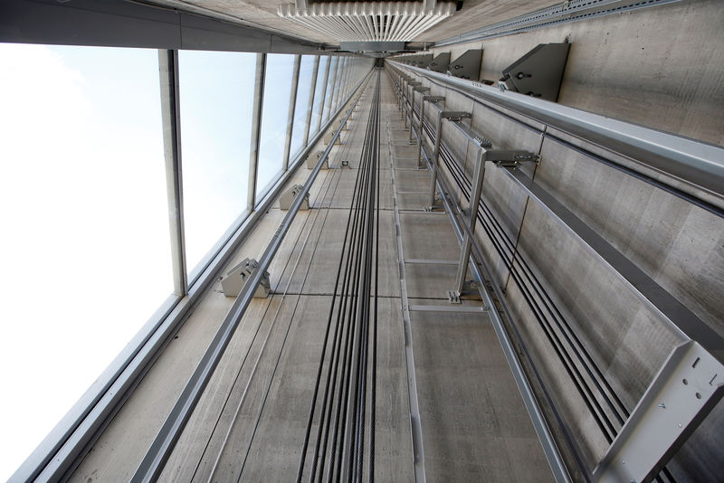 © Reuters. FILE PHOTO: Thyssenkrupp's elevator test tower is pictured in Rottweil