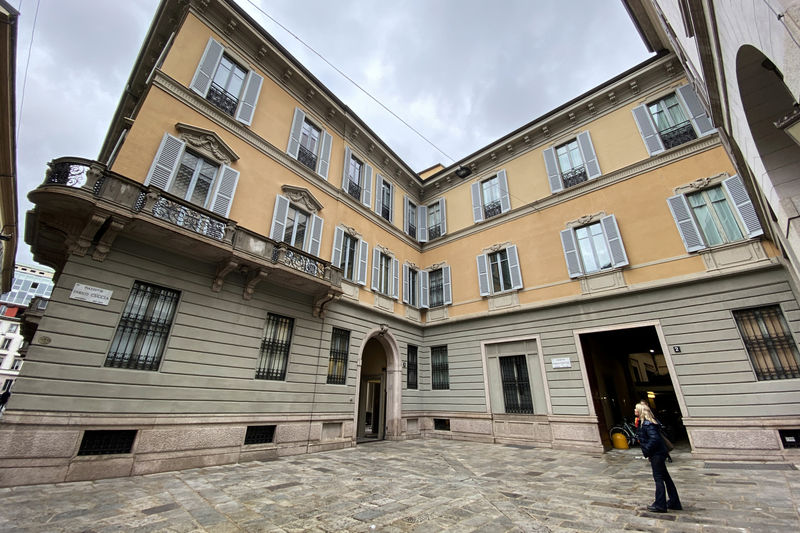 © Reuters. FILE PHOTO: Italy's Mediobanca headquarters is seen in Milan