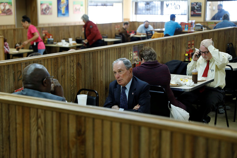 © Reuters. Michael Bloomberg eats lunch in Arkansas