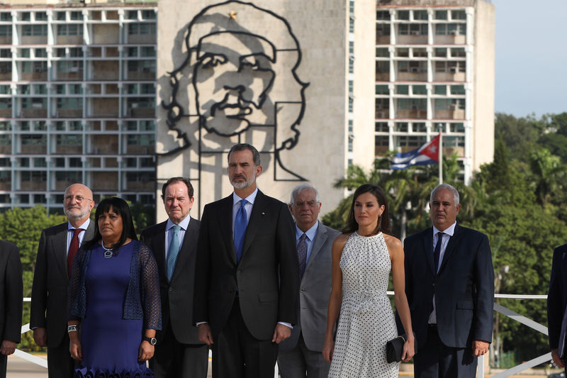 © Reuters. Foto del martes del rey de España, Felipe VI, y la reina Letizia en una ceremonia en honor a José Martí en La Habana con una imagen del revolucionario Ernesto "Che" Guevara de fondo