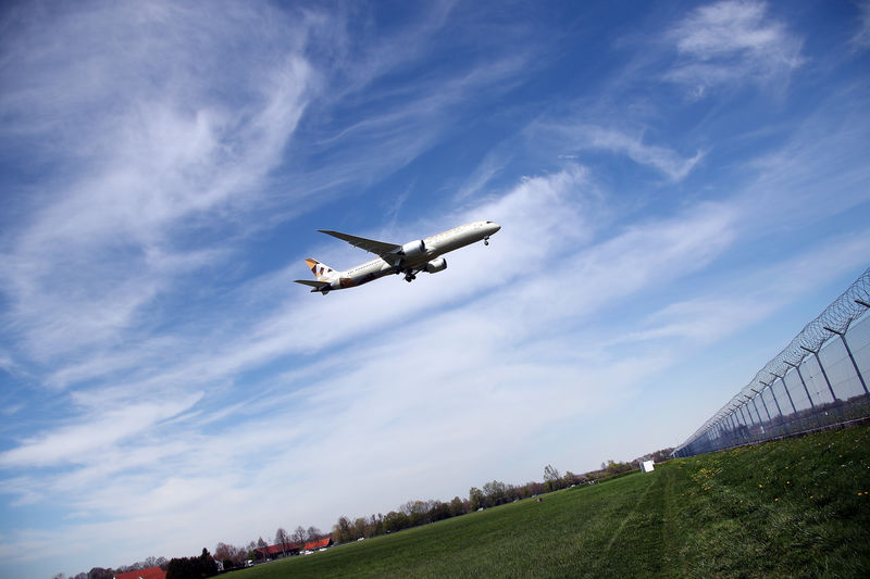 © Reuters. FILE PHOTO: A Boeing 787-9 Dreamliner of Etihad Airways lands at Munich international airport, Germany