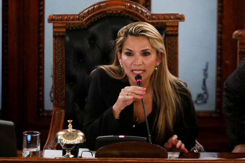 © Reuters. Jeanine Añez após declarar-se presidente interina da Bolívia, em La Paz