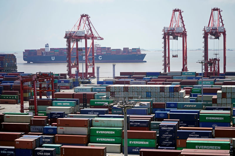 © Reuters. FILE PHOTO: Containers are seen at the Yangshan Deep Water Port in Shanghai