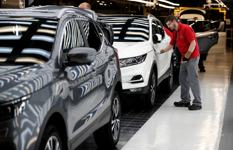 © Reuters. FILE PHOTO: Workers are seen on the production line at Nissan's car plant in Sunderland Britain