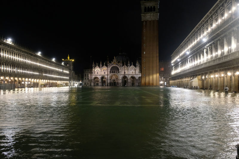 © Reuters. FORTES PLUIES EN ITALIE, VENISE SOUS LES EAUX