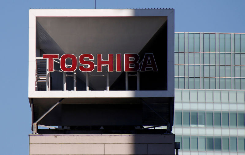 © Reuters. FILE PHOTO: Logo of Toshiba Corp is seen at its headquarters in Tokyo