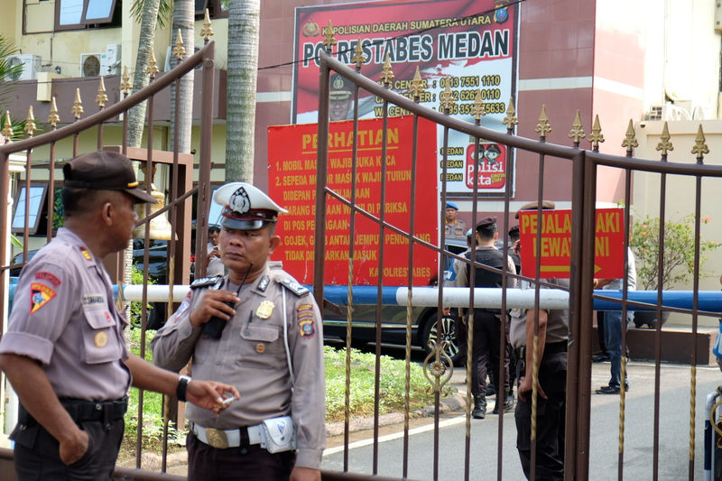 © Reuters. مقتل انتحاري في هجوم على الشرطة في مدينة ميدان الإندونيسية