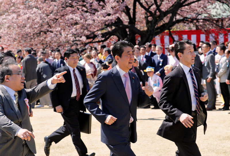 © Reuters. 来年度の桜を見る会は中止、様々な意見真摯に検討＝菅官房長官