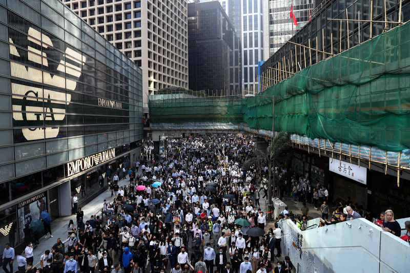 © Reuters. Anti-government protesters gather at the Central District in Hong Kong