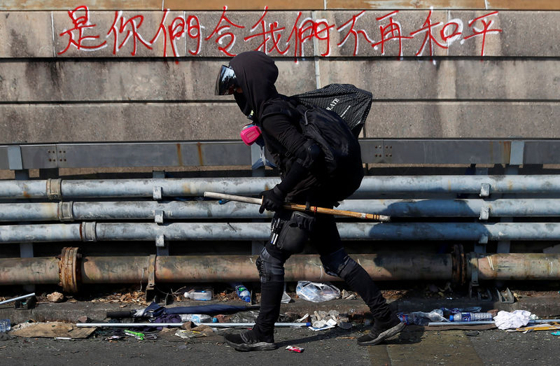 Manifestantes bloquean universidades y el distrito financiero mientras el caos se apodera de Hong Kong