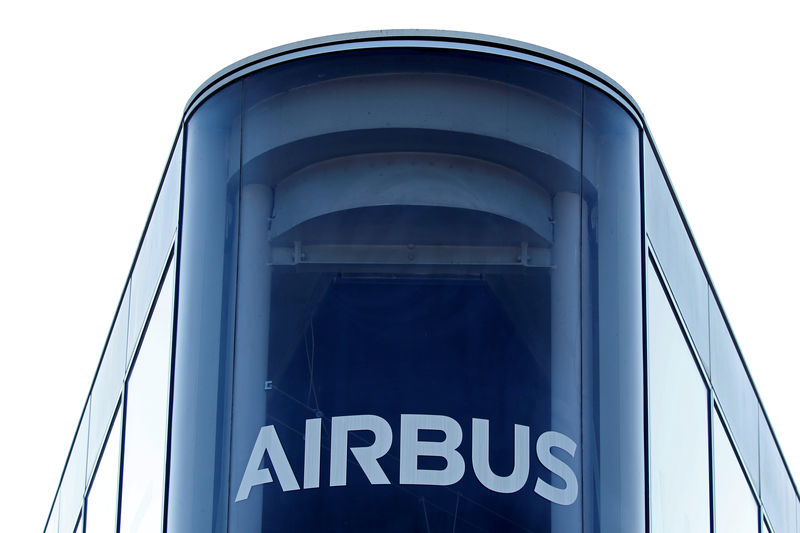 © Reuters. FILE PHOTO: The Airbus logo is pictured at Airbus headquarters in Blagnac near Toulouse