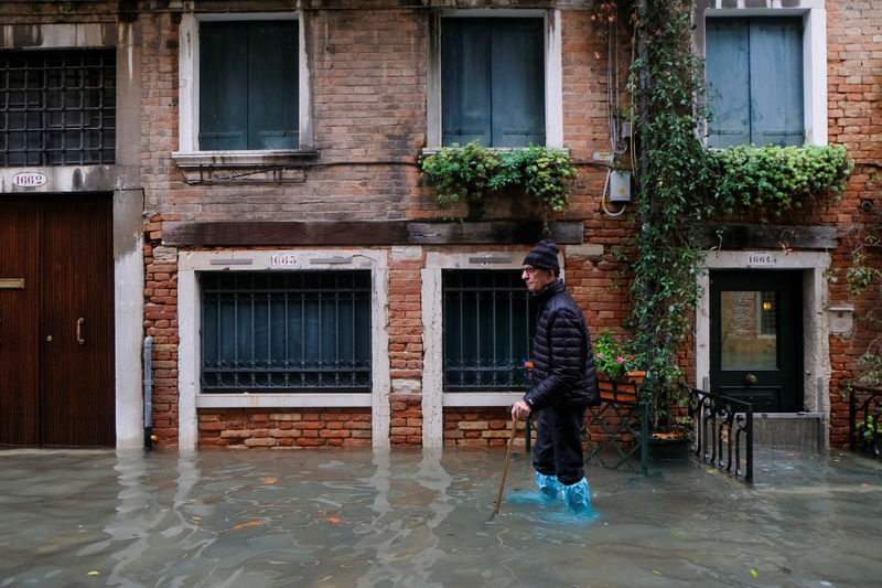 Veneza sofre com alagamentos de segunda maior enchente da história