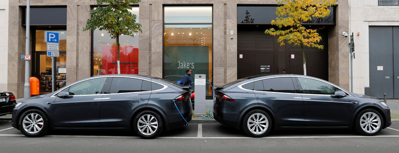 © Reuters. Tesla Model X electric cars recharge their batteries in Berlin