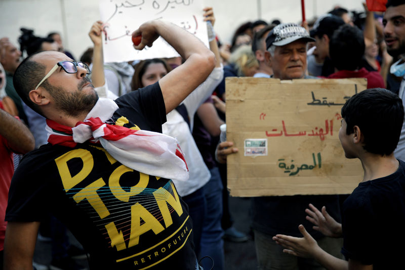 © Reuters. FOTO DE ARCHIVO: Un manifestante arroja un tomate al banco central del Líbano durante una manifestación en Beirut