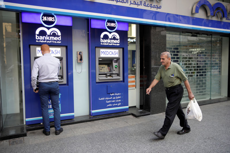 © Reuters. انهيار الثقة في النظام المالي يعمق الأزمة في لبنان