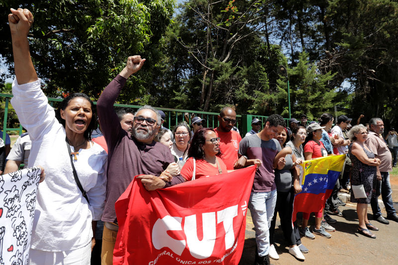 © Reuters. Apoiadores de Nicolás Maduro protestam do lado de fora da embaixada venezuelana em Brasília